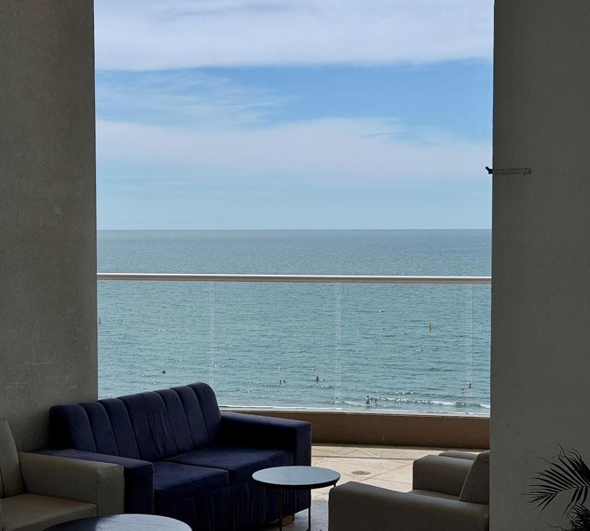 Apartamento Cómodo Y Muy Bien Ubicado Frente Al Mar *